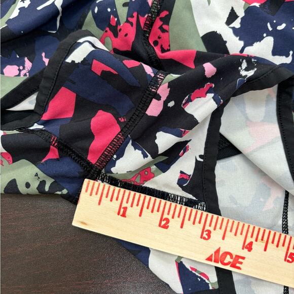 Lululemon Run Speed Shorts 2.5" Size 4 in Pop Cut Boom Juice Multi EUC - Picture 4 of 8